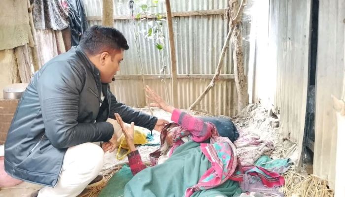 অসহায় বৃদ্ধা বৈদির পাশে দাঁড়ালেন ইউএনও