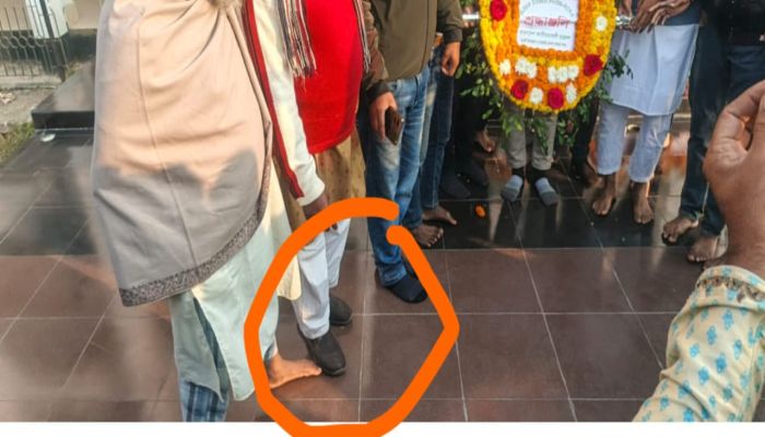 দুমকিতে বিজয় দিবসে জুতা পরে শ্রদ্ধাঞ্জলি সংবাদকর্মীদের অনুষ্ঠান বর্জণ