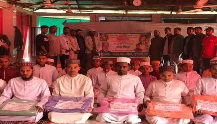 দুমকিতে বেগম খালেদা জিয়ার রোগমুক্তি কামনায় দোয়া মাহফিল ও কম্বল বিতরণ