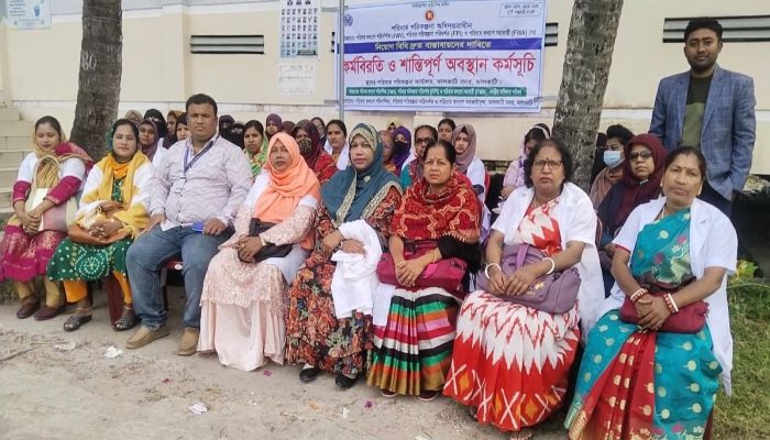 ঝালকাঠিতে পরিবার পরিকল্পনা পরিদর্শক ও পরিবার কল্যান সহকারিদের কর্মবিরতি 