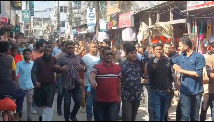 ওসমান হাদি গুলিবিদ্ধের প্রতিবাদে ঝালকাঠিতে বিএনপির বিক্ষোভ ও সমাবেশ