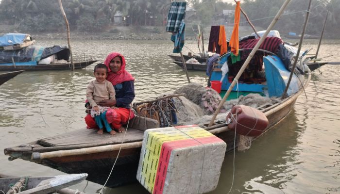 রায়পুরে শীতে কাঁপছে ভাসমান জেলে সম্প্রদায়,মানবেতর জীবন 