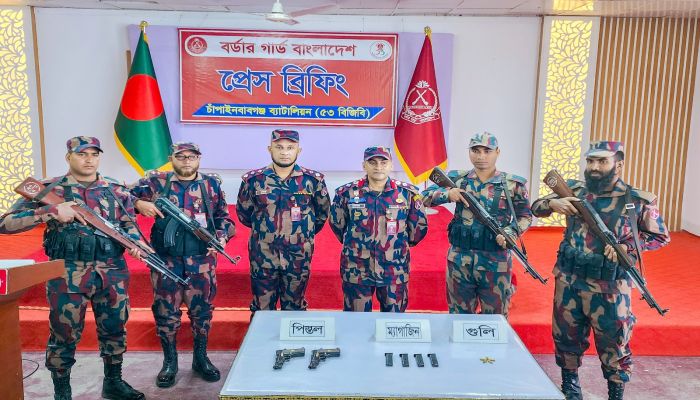 ২টি বিদেশি পিস্তল, ৪টি ম্যাগজিনসহ ৫ রাউন্ড গুলি উদ্ধার করেছে বিজিবি