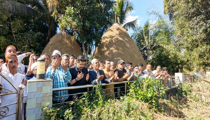 বিএনপি নেতার পিতার কবর জিয়ারত করলেন হুমাম কাদের চৌধুরী 