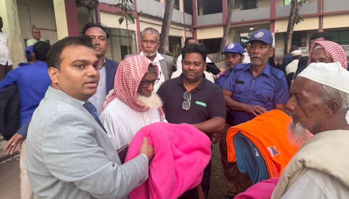 শীতার্ত মানুষের পাশে ইউএনও 