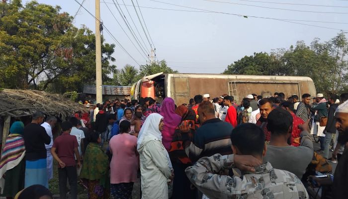 সাতক্ষীরায় বাস নিয়ন্ত্রণ হারিয়ে ইজিবাইকে ধাক্কা: ঘটনাস্থলেই ইজিবাইক  চালকের মৃত্যু, আহত কয়েকজন