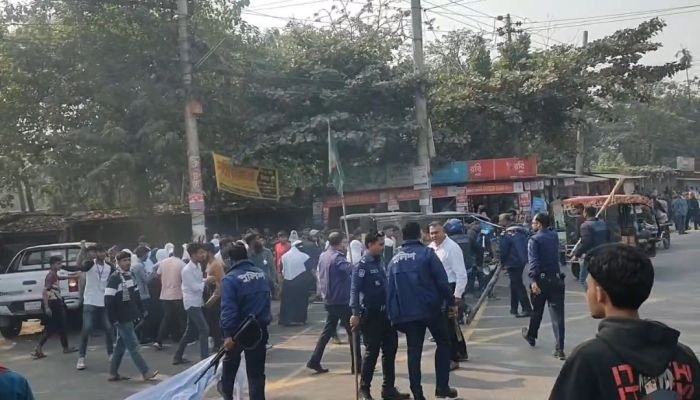 ঈশ্বরদীতে ৮ দফা দাবিতে সড়ক অবরোধ করে শিক্ষার্থীদের বিক্ষোভ: শহরজুড়ে তীব্র যানজট, পুলিশ-সেনাবাহিনীর ধাওয়াই ছত্রভঙ্গ