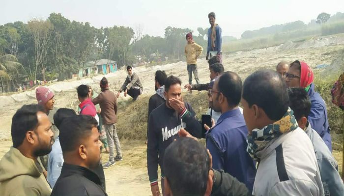 লিজকৃত জমি থেকে জোরপূর্বক বালু উত্তোলন, বাধা দেওয়াই মারধর ও প্রাণনাশের হুমকি