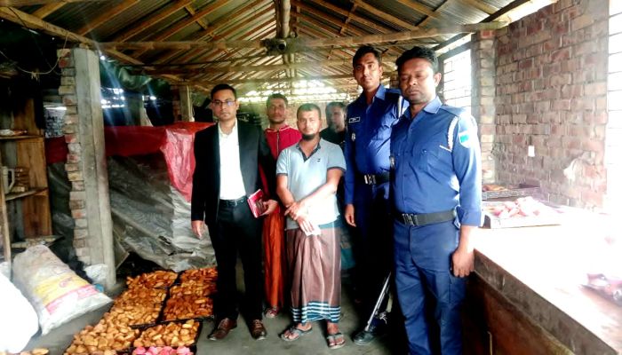 রামপালে মোবাইল কোর্টে টু-স্টার বেকারিকে ১০ হাজার টাকা অর্থদণ্ড