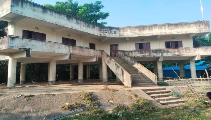 বড় মহেশখালীতে সরকারি সাইক্লোন সেল্টার দখলমুক্ত, অবৈধ খামার উচ্ছেদ