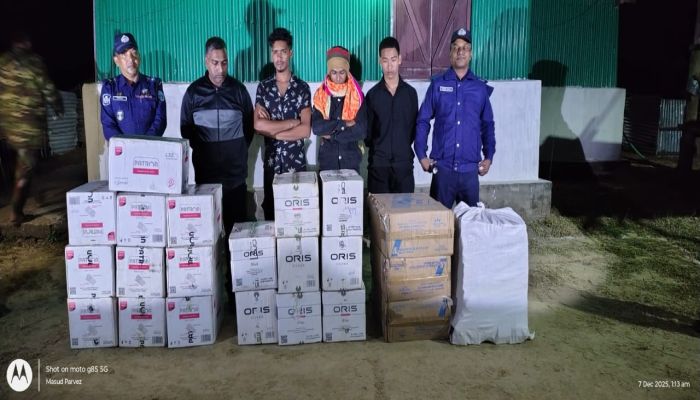 রাজস্থলীতে বিদেশি সিগারেট পাচারকালে ইউপি সদস্যসহ আটক ৪জন