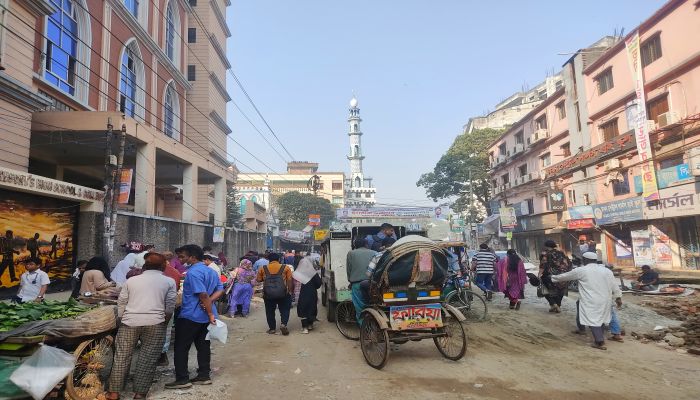 ফুটপাতের পর সড়কের দুই-তৃতীয়াংশ দখল, যানজটে নাকাল পথচারীরা 