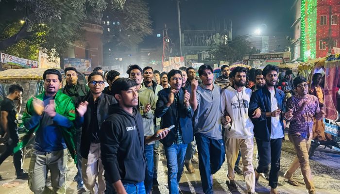 ওসমান হাদির ওপর হামলার প্রতিবাদে কবি নজরুল কলেজ শিক্ষার্থীদের বিক্ষোভ মিছিল 