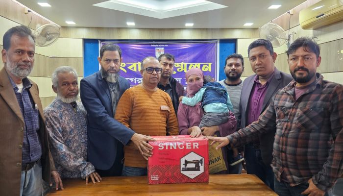 পাইলট রেনজিনা আহমেদ প্রিয়াঙ্কার পক্ষ থেকে সেলাই মেশিন বিতরণ অব্যাহত।