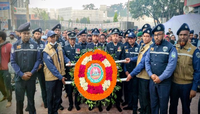 জামালপুরে বিজয় দিবসে শহীদদের প্রতি শ্রদ্ধা জানিয়ে পিবিআই পুলিশের পুষ্পস্তবক অর্পণ