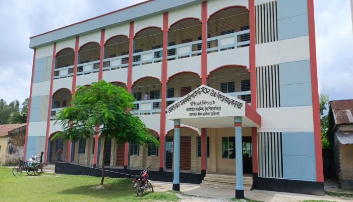 ফি না দেওয়ায় ছাত্রকে পরীক্ষায় বসতে দেননি ভারপ্রাপ্ত অধ্যক্ষ
