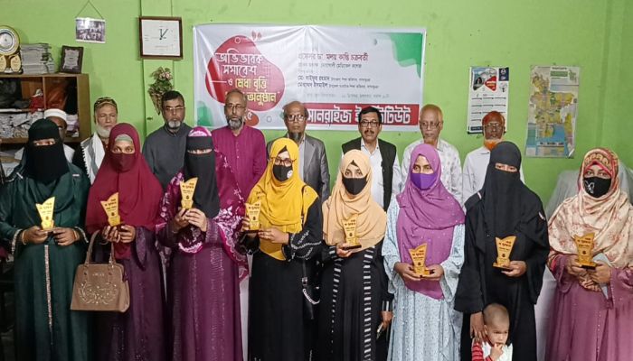 ফেনীর দাগনভূঞায় সেরা মা সম্মাননা ও মেধাবৃত্তি প্রদান