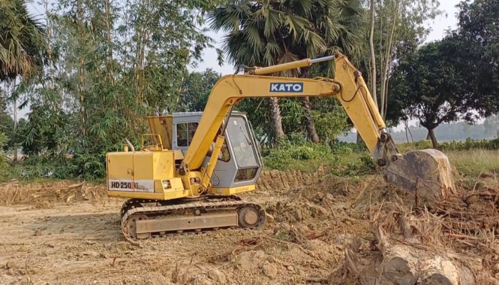 অবৈধ পুকুর খননে বাধা দেওয়ায় কৃষককে ভেকুচাপায় হত্যা