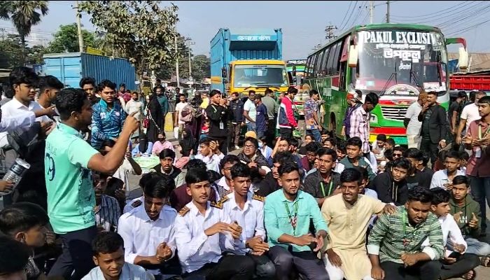 নোয়াখালীতে কৃষি ডিপ্লোমা শিক্ষার্থীদের ৮ দপা দাবীতে বক্লেড কর্মসূচি 