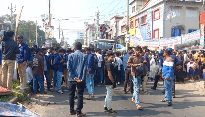 ২৪ ঘন্টার আল্টি মেটাম দিয়ে দুইঘন্টা পর সড়ক থেকে অবরোধ তুলে নিলো শিক্ষার্থীরা