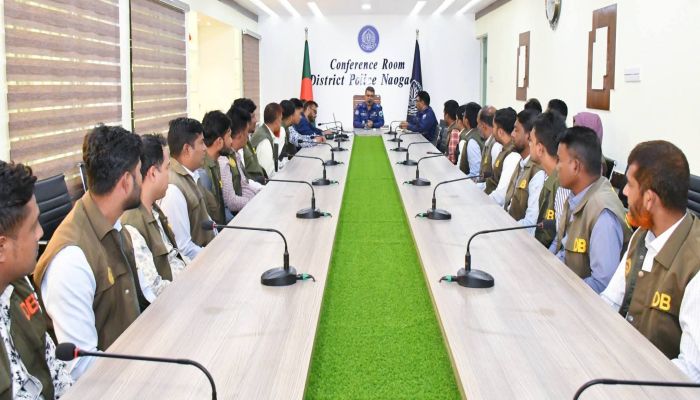নওগাঁয় পুলিশ সুপারের সাথে ডি বি পুলিশের মতবিনিময়