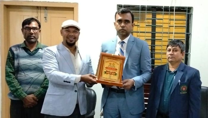 ঈশ্বরগঞ্জে উৎসবমুখর পরিবেশে বিএনপি ও জামায়াত প্রার্থীর মনোনয়নপত্র সংগ্রহ