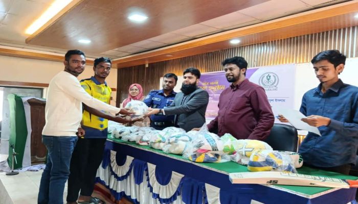 ফুলবাড়ীয়ায় ক্লাব ও সংগঠনের মাঝে ক্রীড়া সামগ্রী বিতরণ