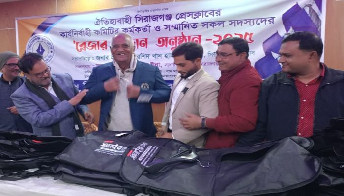 সিরাজগঞ্জ প্রেসক্লাবের কার্যনির্বাহী কমিটির কর্মকর্তা ও সকল সদস্যদের ব্লেজার প্রদান ও আলোচনা সভা অনুষ্ঠিত 