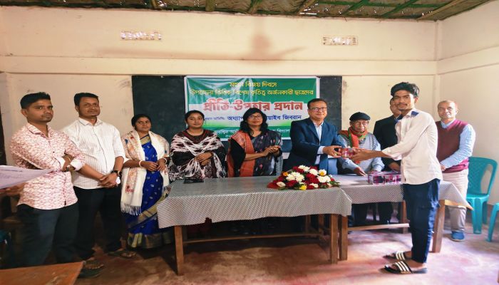 কমলগঞ্জে বিজয় দিবসে বিশেষ কৃতিত্ব অর্জনকারী ছাত্রদের প্রীতি উপহার প্রদান