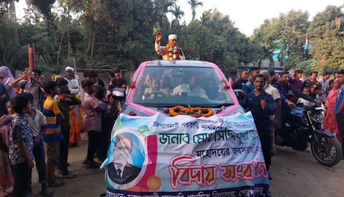 প্রধান শিক্ষককে ছাদখোলা গাড়িতে রাজকীয় বিদায় সংবর্ধনা ৩০ বছরে বিদ্যালয়ে একদিনও ছিলেন না অনুপস্থিত