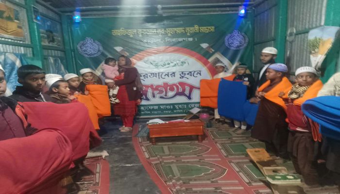 তাড়াশে গভীর রাতে শীতার্ত মানুষের হাতে   কম্বল পৌঁছে দিলেন  ইউএনও