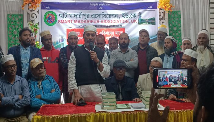 মাদারীপুরে স্মার্ট মাদারীপুর অ্যাসোসিয়েশন, ইউকে উদ্যোগে কোরআন শরীফ ও নগদ অর্থ বিতরণ