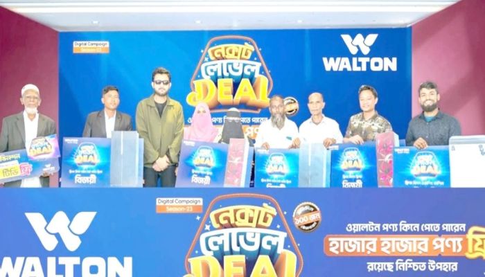 চট্টগ্রামে ওয়ালটন পণ্যের ক্রেতাদের হাতে উপহার হস্তান্তর