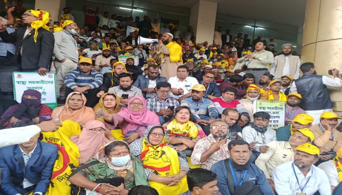 দাবি আদায়ে স্বাস্থ্য অধিদপ্তরে স্বাস্থ্য সহকারীদের অবস্থান   সারাদেশে টিকাদান কর্মসূচি ব্যাহত