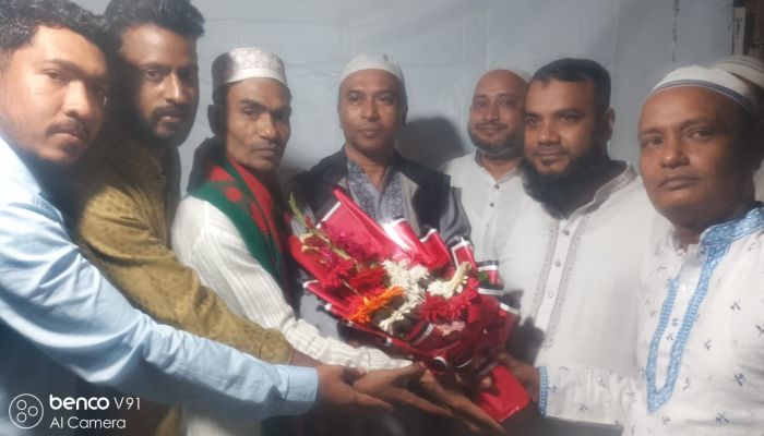 চট্টগ্রাম দক্ষিণ জেলায় সড়ক পরিবহন শ্রমিক দলের ৬৬ সদস্যের নবগঠিত কমিটি ঘোষণার পর দোয়া মাহফিল