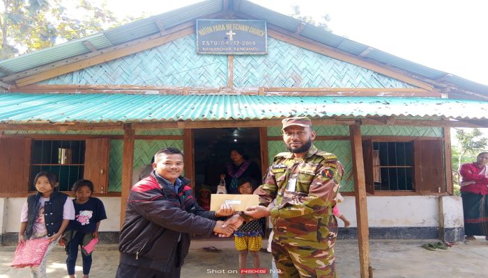 নানিয়ারচর সেনা জোন খ্রিষ্টান ধর্মাবলম্বীদের বড়দিন উপলক্ষে মিষ্টি বিতরণ ও আর্থিক অনুদান প্রদান