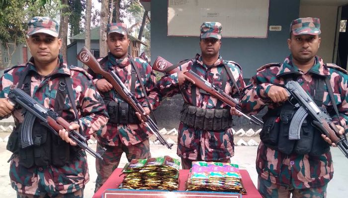 সাতক্ষীরা ও কলারোয়া সীমান্তে বিজিবির অভিযানে সাড়ে চার লাখ টাকার মাদক ও চোরাচালানি পণ্য উদ্ধার