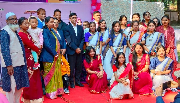 উৎসবের রঙে নীলফামারীতে কালেক্টরেট পাবলিক স্কুল অ্যান্ড কলেজে নবীনবরণ 