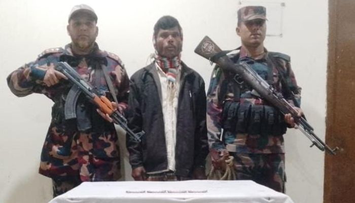 ১৫ বিজিবি’র মাদক বিরোধী বিশেষ অভিযানে ভারতীয় গাঁজা এবং ভারতীয় ট্যাপেন্টাডল ট্যাবলেটসহ ০২ জন আটক