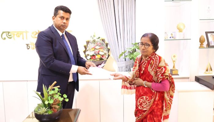 ব্যস্ততার মাঝেও মানবিকতার আলো ছড়াচ্ছেন চট্টগ্রামের ডিসি