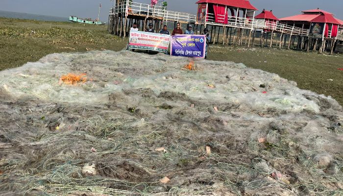 রায়পুরে প্রশাসনের অভিযানে কারেন্ট জাল ও জাটকা ইলিশ জব্দ