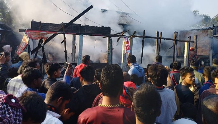 নীলফামারীতে ভয়াবহ অগ্নিকাণ্ড: মীরগঞ্জ বাজারে ৭ দোকান পুড়ে ছাই