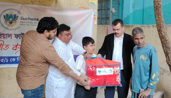সূচনা মেমোরিয়াল ফাউন্ডেশনের উদ্যোগে শীতবস্ত্র বিতরণ
