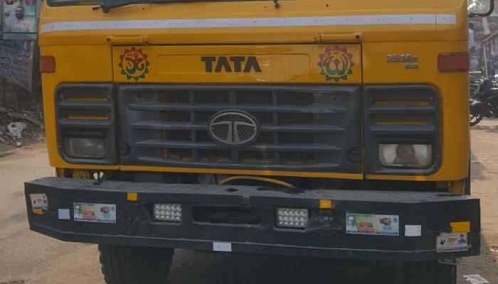 দৌলতপুরে অবৈধভাবে মাটি পরিবহনের সময় দুইটি ড্রাম ট্রাক আটক