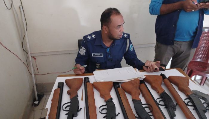 নোয়াখালীতে কবরস্থানে বস্তাবন্দি ব্যাগে মিলল একনলা বন্দুক-পাইপগান