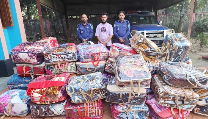 জৈন্তাপুরে বাস তল্লাশি করে ৬৫পিছ কম্বল সহ আটক ১