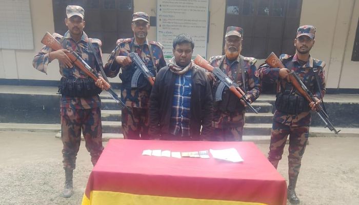 অবৈধভাবে ভারতে হতে বাংলাদেশে প্রবেশের চেষ্টাকালে ভারতীয় নাগরিক আটক