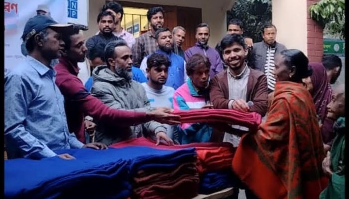 নীলফামারীতে শীতবস্ত্র বিতরণে অসহায়দের মুখে ফুটলো হাসি