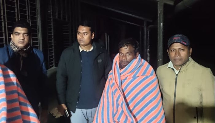 শীতার্তদের পাশে জীবননগর উপজেলা নিবাহী কর্মকর্তা