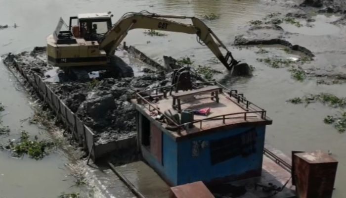 নদী থেকে প্রকাশ্যে মাটি লুট, হুমকিতে কৃষিজমি ও বসতবাড়ি  